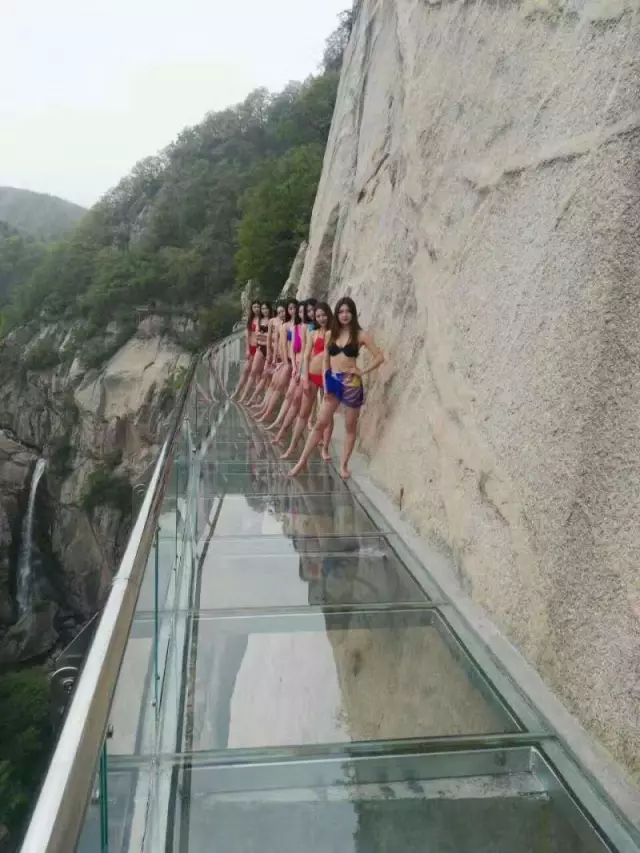 玻璃栈道上，比基尼美女赤脚走秀，趴墙小哥实力抢镜