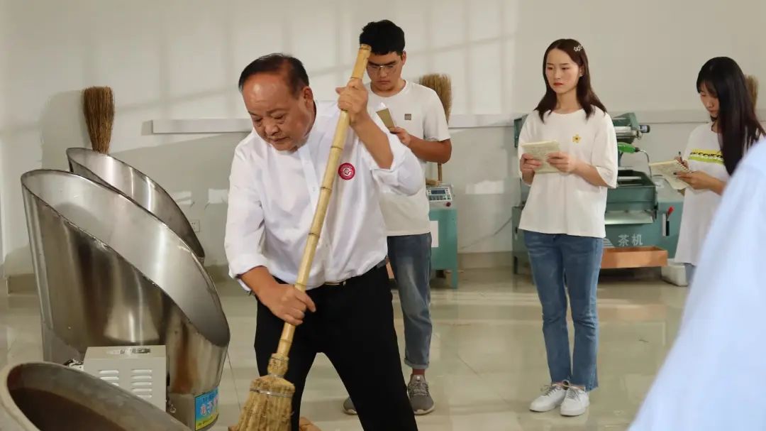 “中国传统制茶技艺及其相关习俗”申遗成功信阳毛尖茶作为重要组成部分参与申报