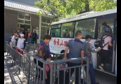 五一假期第一天，洛阳白云山游客喜盈门