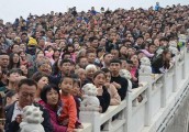 【广角聚焦】7亿多人溃堤式旅游，好么？