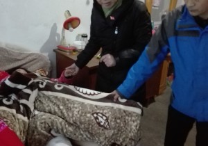 真心关爱贫困户，党的温暖润人心