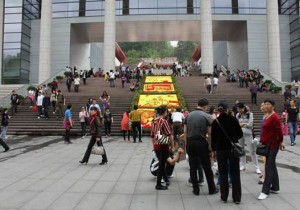 【广角聚焦】假日里的一线旅游人：“剑胆琴心”守护“诗与远方”