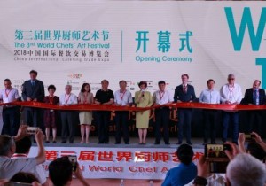 【封面】全球餐饮业盛会  “阿五”摘得“世界味道”两项大奖