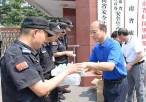 >>省旅游局组织开展“夏季送清凉”慰问活动