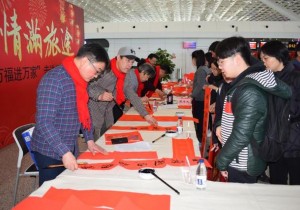 新春送福利！郑州机场邀请书法名家向旅客送春联