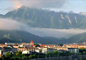 慢居十三月：青山云海上的民宿