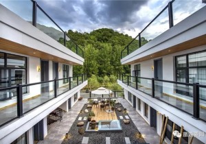 竹林青茂、露台潺潺，这个民宿的名字叫青瓦台