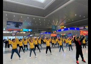 时尚传递正能量!河南广场舞代表队郑州东站快闪吸睛无数