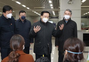 王国生到机场地铁海关等检查疫情防控工作