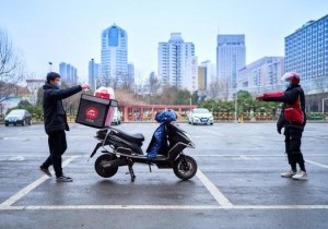 “无接触”外卖、全员持证上岗、定时送爱心餐点 百胜河南硬核”举措很暖心
