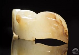 与文物“对话”：中原藏珍——白玉线雕鹰