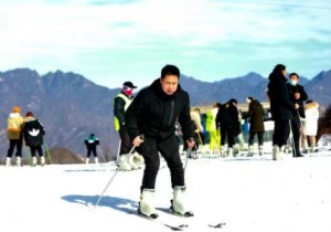 河南平顶山文旅局长周末学滑雪 助力冬游发展