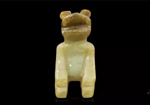 中原藏珍：玉虎形跽坐人像