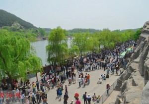 双休日，洛阳各大景区迎来旅游高峰