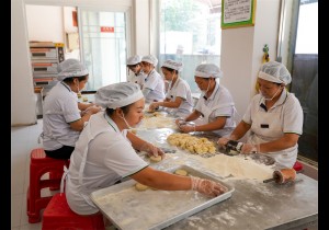 信阳光山：四代人百年传承 用匠心留住月饼“老味道”