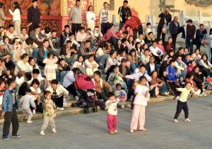 陕州地坑院五一假期秩序井然人气旺