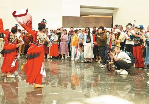 “中华民族共有精神家园建设主题文化活动·河南篇”走进殷墟博物...