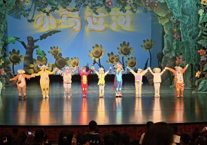 寓言“活”成舞台 河南艺术中心《小马过河》解锁戏剧美学新体验