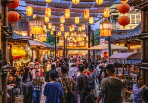 夜游人气旺 消费活力足