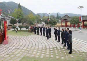周祖翼带领新一届省委常委班子到信阳市参加党性教育活动并主持召...